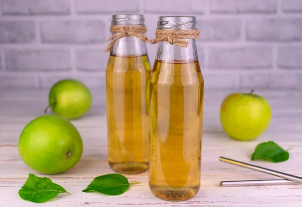 Apple Juice Green Apples Bottles White Background — Stock Photo, Image