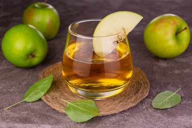 Ahşap zeminde taze elma suyu. Yakın plan..