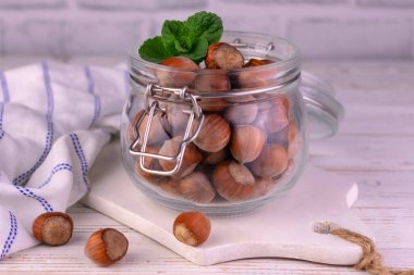  Cam kavanozdaki fındıklar. Yakın plan..