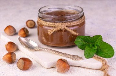 Çikolata ezmeli ve fındıklı kavanoz..