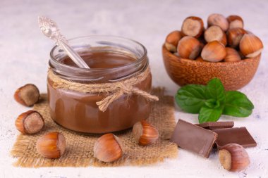 Fındıklı bir kavanoz çikolata..