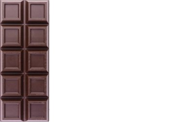  Beyaz arka planda izole edilmiş koyu çikolata çubuğu. Boşluğu kopyala.