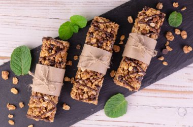 Siyah tahtada granola çubukları. Sağlıklı tatlı iştahı. Flet ley..