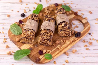  Tahta tahtada granola çubukları. Sağlıklı tatlı aperatifleri..