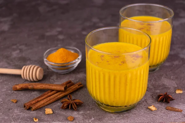  Geleneksel Hindistanlı malzemeli zerdeçal altın sütü, zencefil, sokağa çıkma yasağı, bal.