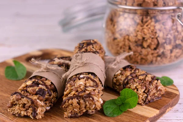 Tahta tahtada ev yapımı granola çubukları. Yakın plan..