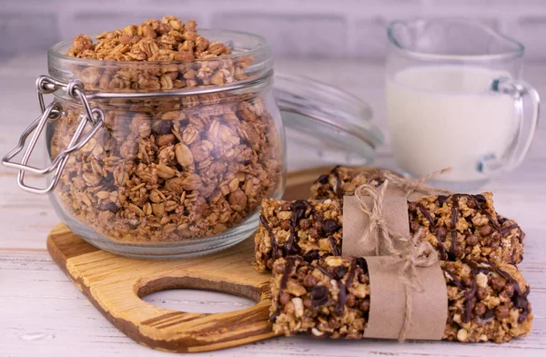 Cam kavanoz ve granola barlarda ev yapımı granola..