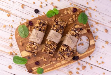 Ahşap bir arka planda yararlı granola çubukları. Flet yatıyordu.