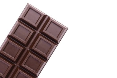 Beyaz arka planda izole edilmiş koyu çikolata çubuğu. Boşluğu kopyala.