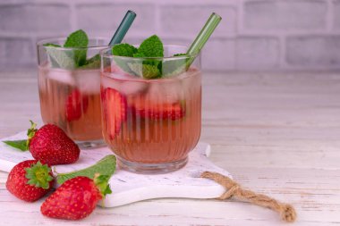 Buzlu çilekli mojito. Yaz ferahlatıcı içecek. Boşluğu kopyala..