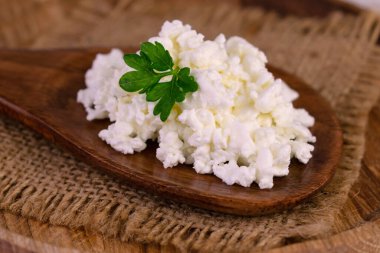 Tahta kaşıkta kaymak. Yumuşak peynir. Yakın plan..