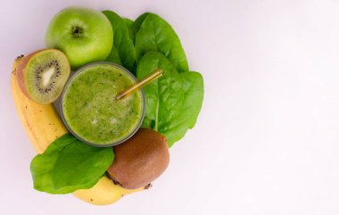 Kivi 'den yeşil meyve suyu, ıspanak, beyaz arka planda muz. Boşluğu kopyala..