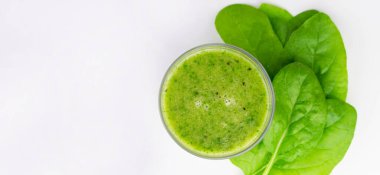 Beyaz arka planda yeşil bir içecek. Boşluğu kopyala..