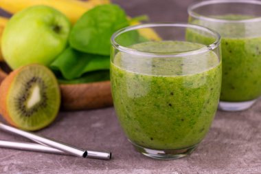 Ispanaklı, muzlu, kivili ve elmalı yeşil smoothie. Yakın plan..