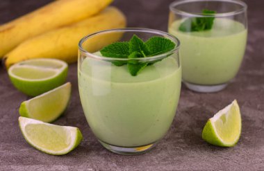 Detox smoothie. Muz, limon ve nane ile iç. Yeşil smoothie.