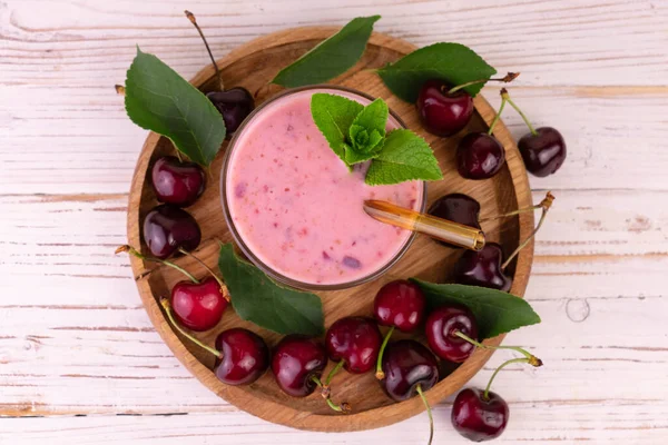 Tahta tepside muzlu ve kirazlı meyve püresi. Düz yatıyordu.