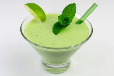 Beyaz arka planda naneli limon suyu. Yakın plan..