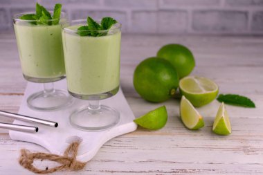 Beyaz tahta üzerinde nane ve limon püresi tazeliyorum..