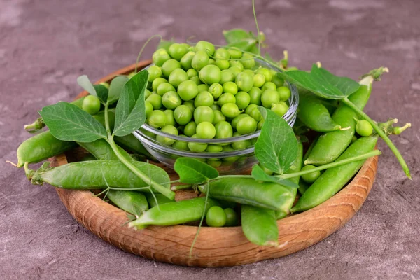 Young Green Peas Wooden Plate — Stock Photo, Image