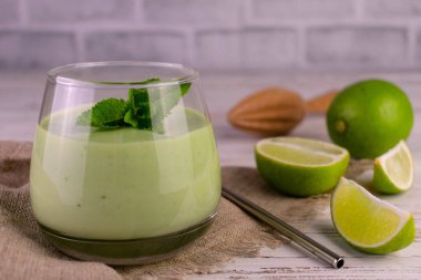 Bir bardak limon ve nane likörü. Yakın plan..