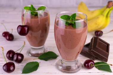 Beyaz ahşap bir masada kirazlı 