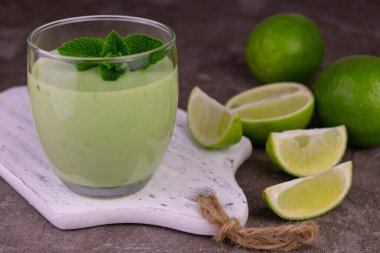 Bir bardak limon ve nane likörü. Yakın plan..