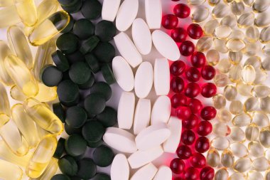 Vitaminler ve besin takviyeleri. C vitamini, D vitamini, E vitamini, kolajen ve spirulina. Düz yatıyordu.