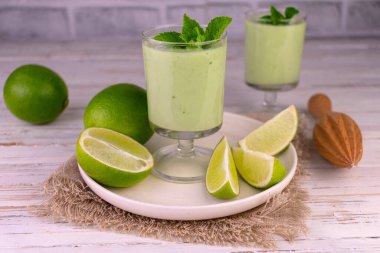 Siyah tahtada servis edilen iki nane ve limon püresi..