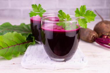 Sağlıklı pancar suyu beyaz tahta üzerinde gözlüklerle.