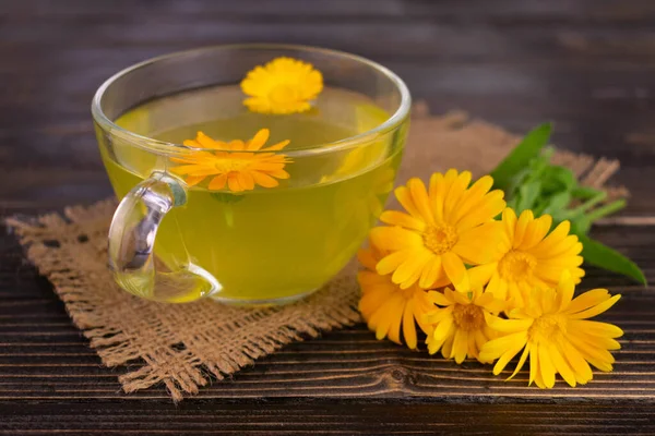 Herbata Lecznicza Kwiatów Nagietka Przezroczystej Filiżance — Zdjęcie stockowe