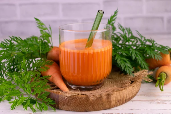 Carrot Juice Glass Wooden Tray — Stockfoto