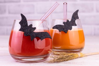 Cadılar Bayramı partisi içkileri bir sopayla süslenmiş. Yakın plan..