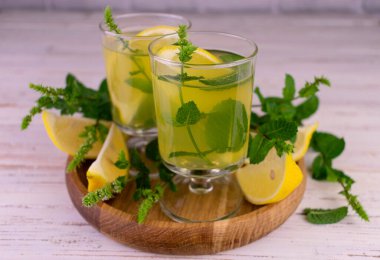 Taze naneli limoncello likörü. Yakın plan..