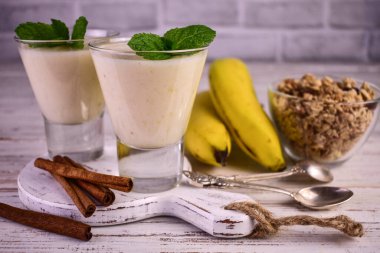 Muzlu tarçınlı yoğurt ve granola. Sağlıklı tatlı kavramı..