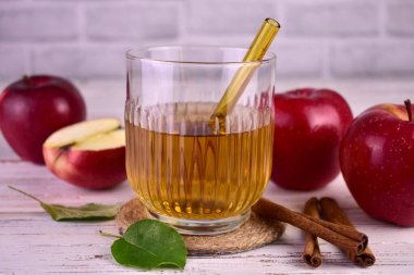 Bir bardak taze sıkılmış kırmızı elma suyu..