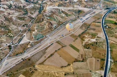 Kapadokya 'daki ünlü sıcak hava balonları. Kabinden gökyüzüne bak.