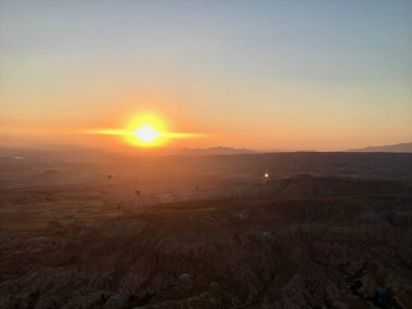 Kapadokya 'da güneş doğarken sıcak hava balonu gezisi 