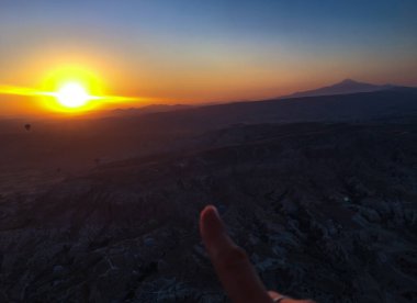 Kapadokya 'da güneş doğarken sıcak hava balonu gezisi 