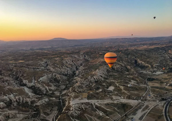 Cappadocia日出时分热气球飞行 — 图库照片