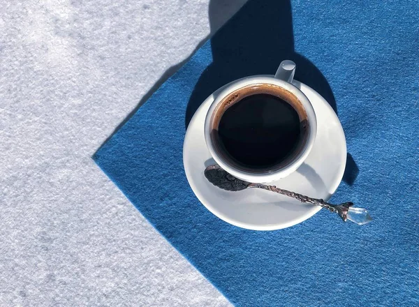 Café Una Taza Blanca Con Una Cuchara Sobre Fondo Azul — Foto de Stock