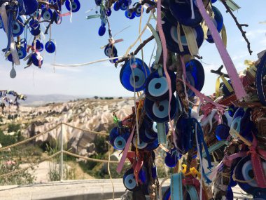 Kapadokya sadece sıcak hava balonları değil, aynı zamanda kayalar ve yeşillik içindeki evlerin güzel manzarasıdır. Kapadokya, taşın içinde donmuş sihirli müzik.