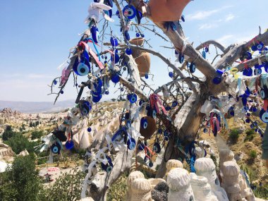 Kapadokya sadece sıcak hava balonları değil, aynı zamanda kayalar ve yeşillik içindeki evlerin güzel manzarasıdır. Kapadokya, taşın içinde donmuş sihirli müzik.