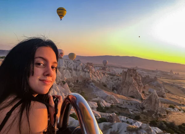 Sabahları Cappadocia 'daki sıcak hava balonlarından resim yapmak - gün doğumunda nefesini kaybedebilirsin..