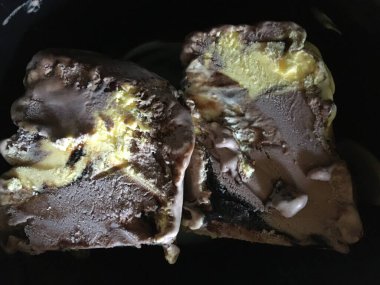 Çikolata ve vanilyalı dondurma manzarası