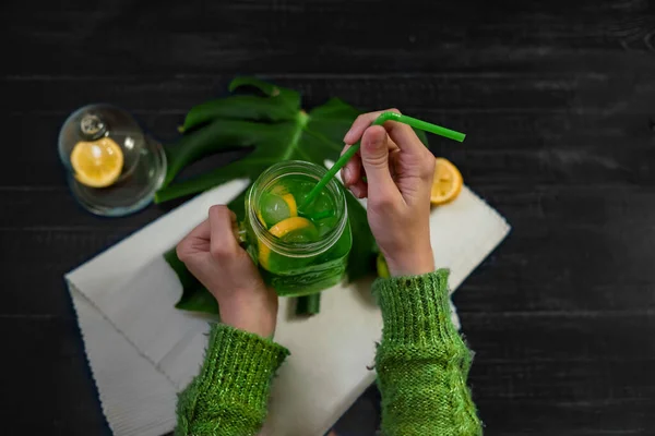 Cocktail Com Limão Laranja Kiwi Com Duas Palhas Vidro Fundo — Fotografia de Stock