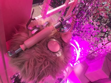 Neon pembe dekorasyondaki farklı ögeler