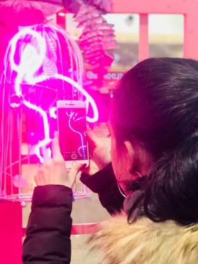 Neon pembe dekorasyondaki farklı ögeler