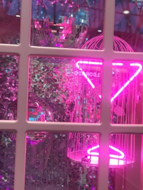 Neon pembe dekorasyondaki farklı ögeler