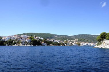 Doğa, Skiathos adasını cömert bir şekilde güzel manzaralarla ödüllendirdi. Ve kesinlikle parklarda, vadilerde, setlerde, kayalarla ve yeşil ağaçlarla çevrili yerlerde bir yürüyüş yapmalısınız.