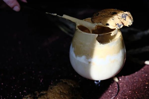 Dalgon Kahvesi Tepesinde Sıcak Soğuk Süt Kremalı Kahve Köpüğünden Oluşan — Stok fotoğraf